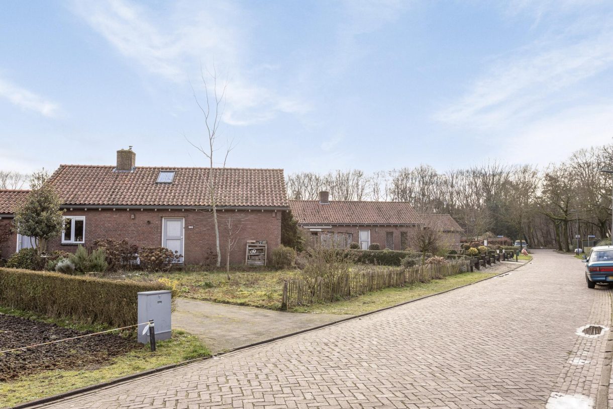 Te koop: Foto Woonhuis aan de Pastoor van Houtstraat 12 in Odiliapeel