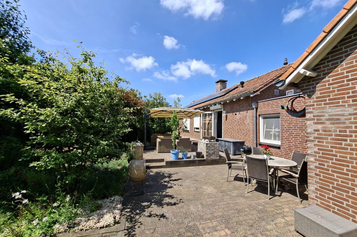 Te koop: Foto Woonhuis aan de Pastoor van Houtstraat 8 in Odiliapeel